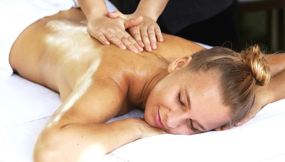 Tận hưởng sự thư giãn tối đa với các gói massage tại Núi Thần Tài, từ massage toàn thân đến massage đá nóng.