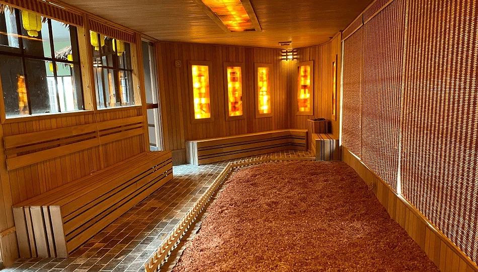 Núi Thần Tài còn cung cấp cho bạn dịch vụ tắm hơi khô và tắm hơi nước, mang lại sự thoải mái cũng như lợi ích sức khoẻ cho mọi đối tượng, đặc biệt là người lớn tuổi, phụ nữ đang có thai và những người có thể trạng yếu.