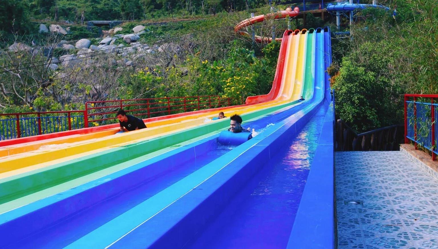 Công viên nước là khu vực chắc chắn không thể bỏ lỡ tại Núi Thần Tài, nổi bật là hồ tạo sóng cỡ lớn diện tích 1,532 m2. Ngoài ra, du khách có thể trải nghiệm dòng sông lười, trượt ống Hố đen hay những trò chơi vui nhộn khác đây.