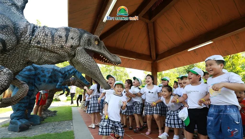 Nơi đây có rất nhiều điểm tham quan thú vị, đặc biệt là ở Công viên Khủng long, để du khách lưu và mang về những bức ảnh rực rỡ.