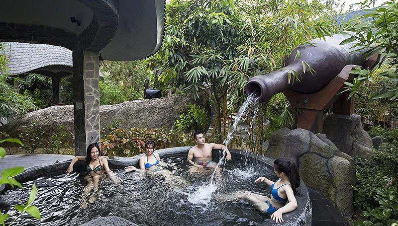 Nằm ngay dưới hồ Long Châm và được bao quanh bởi rừng tự nhiên, du khách có thể cảm nhận được sự mát lạnh từ đá, sự ấm áp từ nước và sự trong lành của mảng xanh xung quanh tại “bồn tắm đá tự nhiên lớn nhất Việt Nam”.