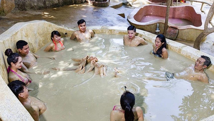 Bùn là một trong những nguyên tố đặc biệt giàu dưỡng chất từ thiên nhiên và đã là một trong những liệu pháp chăm sóc sức khoẻ được ưa chuộng từ trước đến nay, với nhiều khoáng chất tốt cho da, cũng như rất tốt cho những trường hợp đau nhức xương khớp.