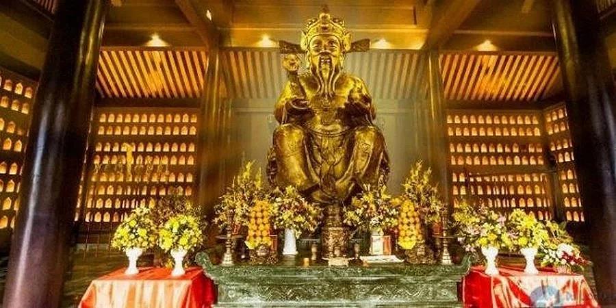 Đừng quên viếng Đền Thần Tài, công trình độc đáo mang yếu tố tâm linh trong khuôn viên khu du lịch, với tượng Thần Tài cao 5,2 m và 800 bức tượng nhỏ hơn đặt trong khuôn viên đền rộng 7ha. Hãy đến đây để tận hưởng sự thư thái và cầu chúc cho những điều may mắn, tài lộc đến với gia đình du khách.