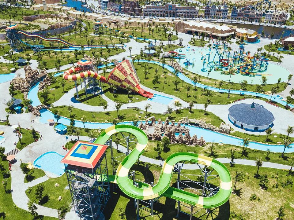 Vui chơi dưới ánh nắng tại công viên nước
